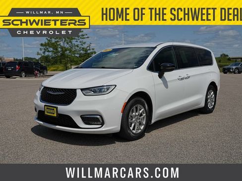 Used 2025 Chrysler Pacifica Select FWD image 1