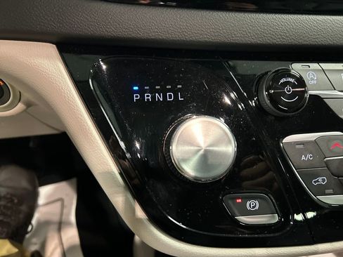 Used 2024 Chrysler Pacifica Touring-L image 20