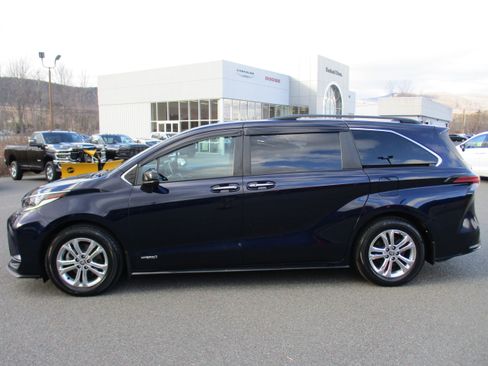Used 2021 Toyota Sienna XSE w/ XSE Plus Package image 8