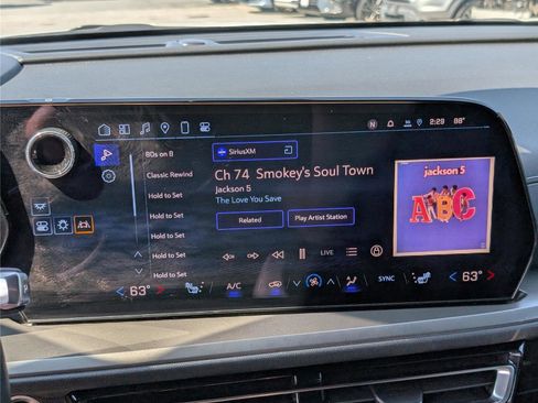 Used 2025 Chevrolet Traverse LT image 29