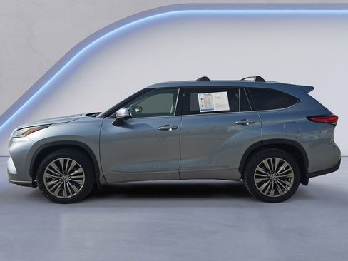 Used 2022 Toyota Highlander Platinum image 2