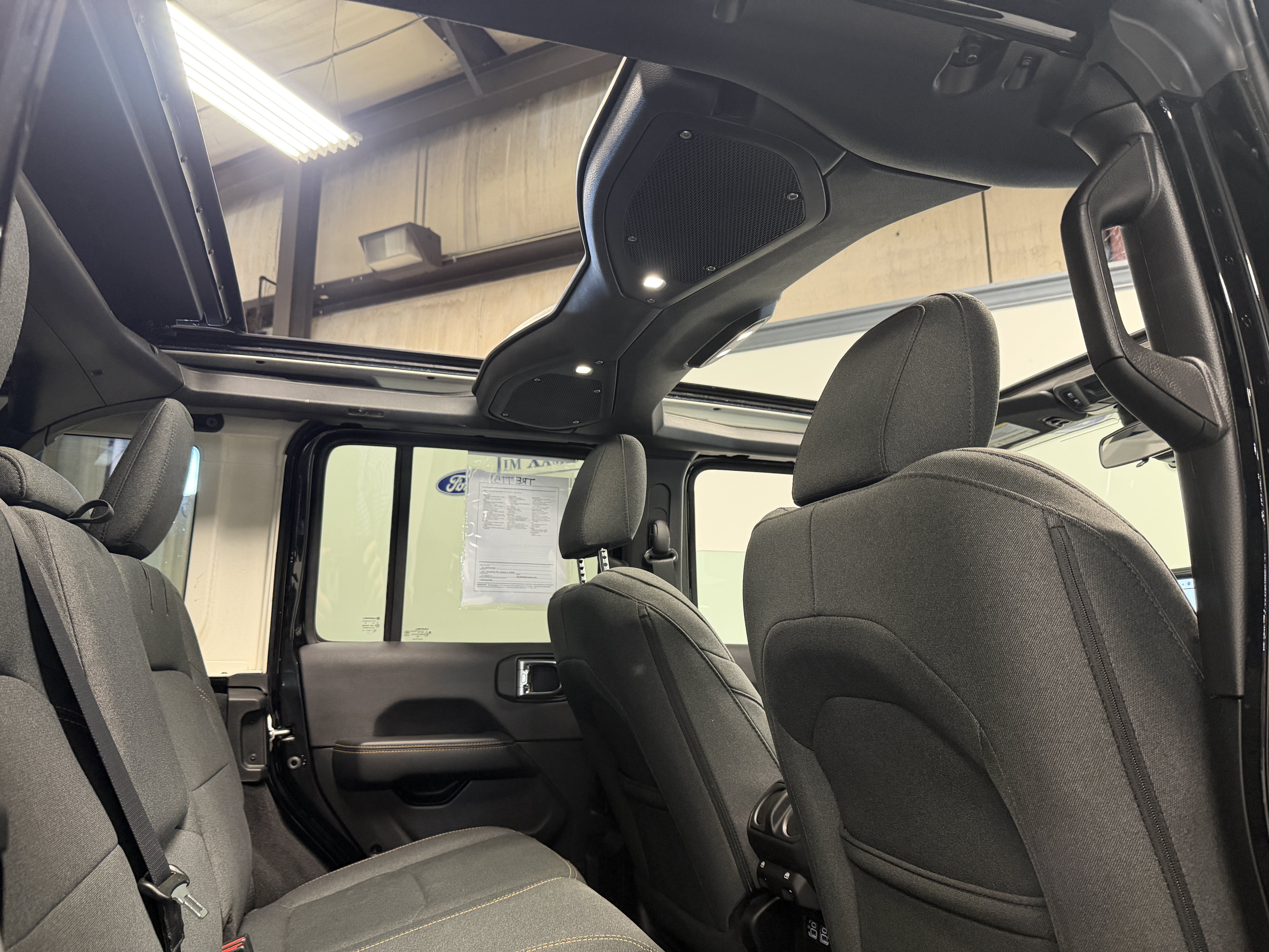 Used 2025 Jeep Wrangler Unlimited Sahara w/ Safety Group AWD/4WD image 6