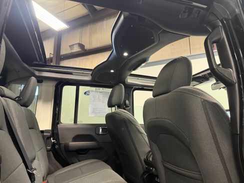Used 2025 Jeep Wrangler Unlimited Sahara w/ Safety Group AWD/4WD image 6