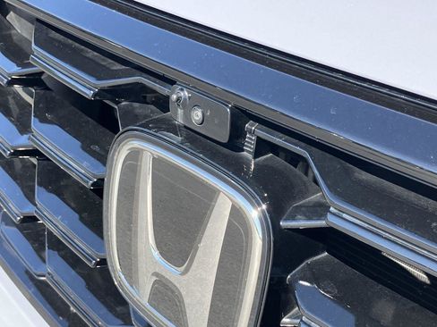 Used 2025 Honda Pilot TrailSport image 11