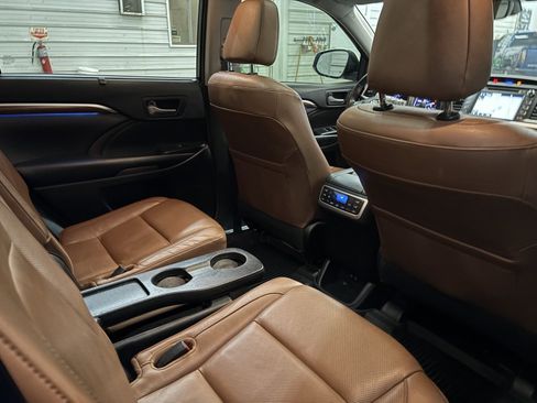 Used 2018 Toyota Highlander Limited Platinum image 32