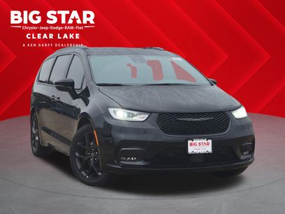 New 2026 Chrysler Pacifica Select w/ S Appearance Package