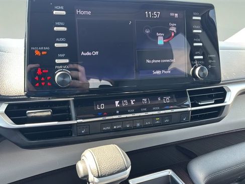 Used 2023 Toyota Sienna XLE FWD image 21
