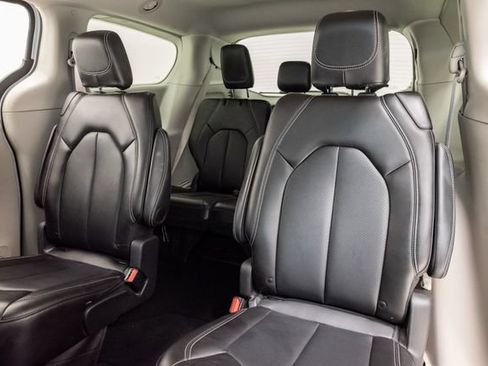Used 2024 Chrysler Pacifica Touring-L FWD image 28