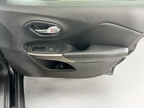Used 2019 Jeep Cherokee Limited AWD/4WD image 30