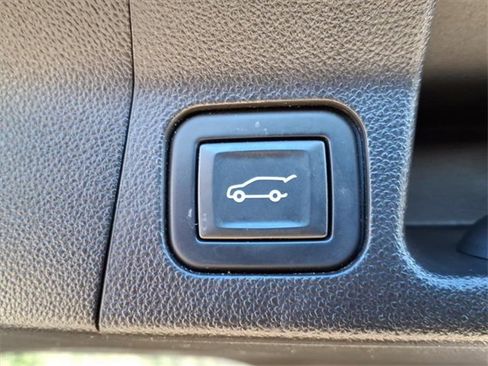 Used 2021 GMC Acadia SLE w/ Driver Convenience Package image 8