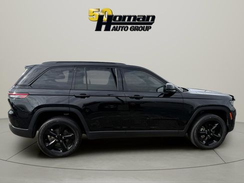 Used 2022 Jeep Grand Cherokee Altitude AWD/4WD image 6