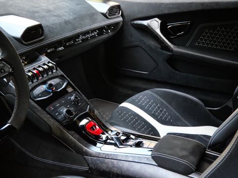 Used 2018 Lamborghini Huracan Performante image 21