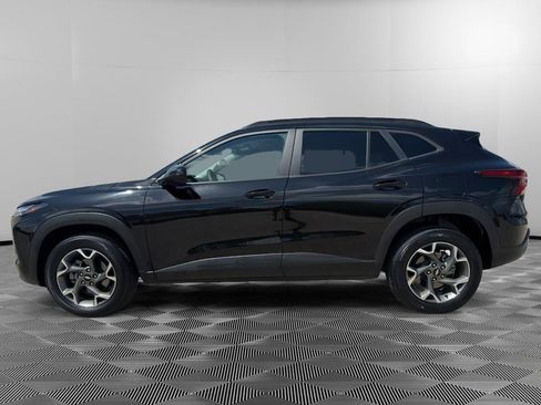 Used 2025 Chevrolet Trax LT FWD image 2