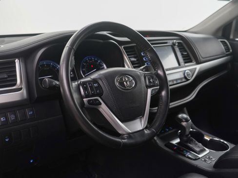 Used 2018 Toyota Highlander XLE image 18