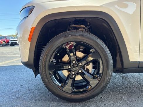 New 2026 Jeep Grand Cherokee Limited w/ Limited Altitude Package AWD/4WD image 5
