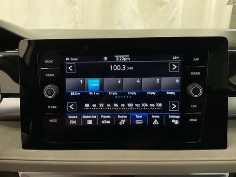 Used 2025 Volkswagen Taos SE AWD/4WD image 18
