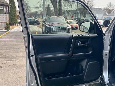 Used 2019 Toyota 4Runner TRD Off-Road AWD/4WD image 10