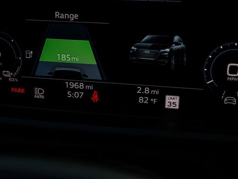 Used 2025 Audi Q4 e-tron Premium image 17