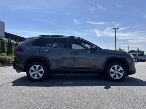 Used 2019 Toyota RAV4 LE FWD image 11