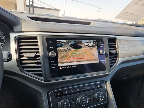 Used 2021 Volkswagen Atlas Cross Sport SE w/ 20" Black Wheels Package image 18