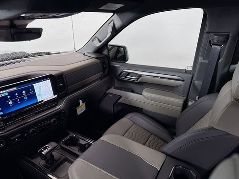 Used 2025 Chevrolet Silverado 1500 ZR2 w/ Technology Package image 25