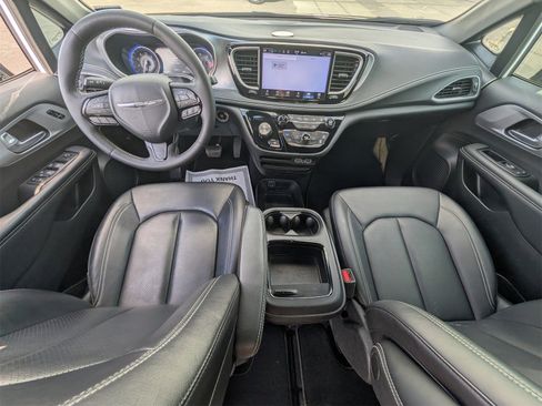 Used 2024 Chrysler Pacifica Touring-L w/ S Appearance Package image 8