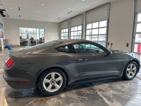 Used 2017 Ford Mustang Coupe image 7