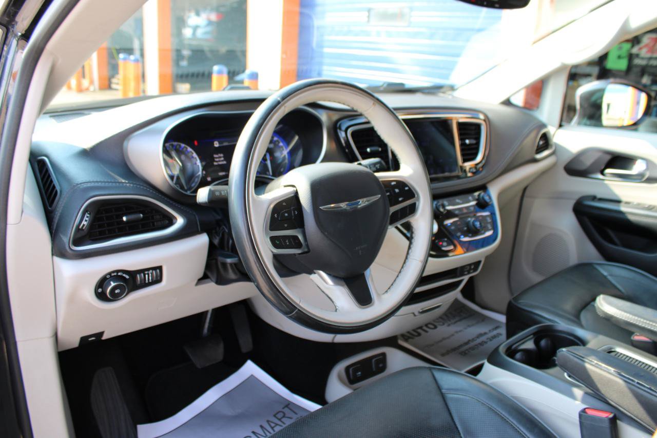Used 2019 Chrysler Pacifica Limited FWD image 16