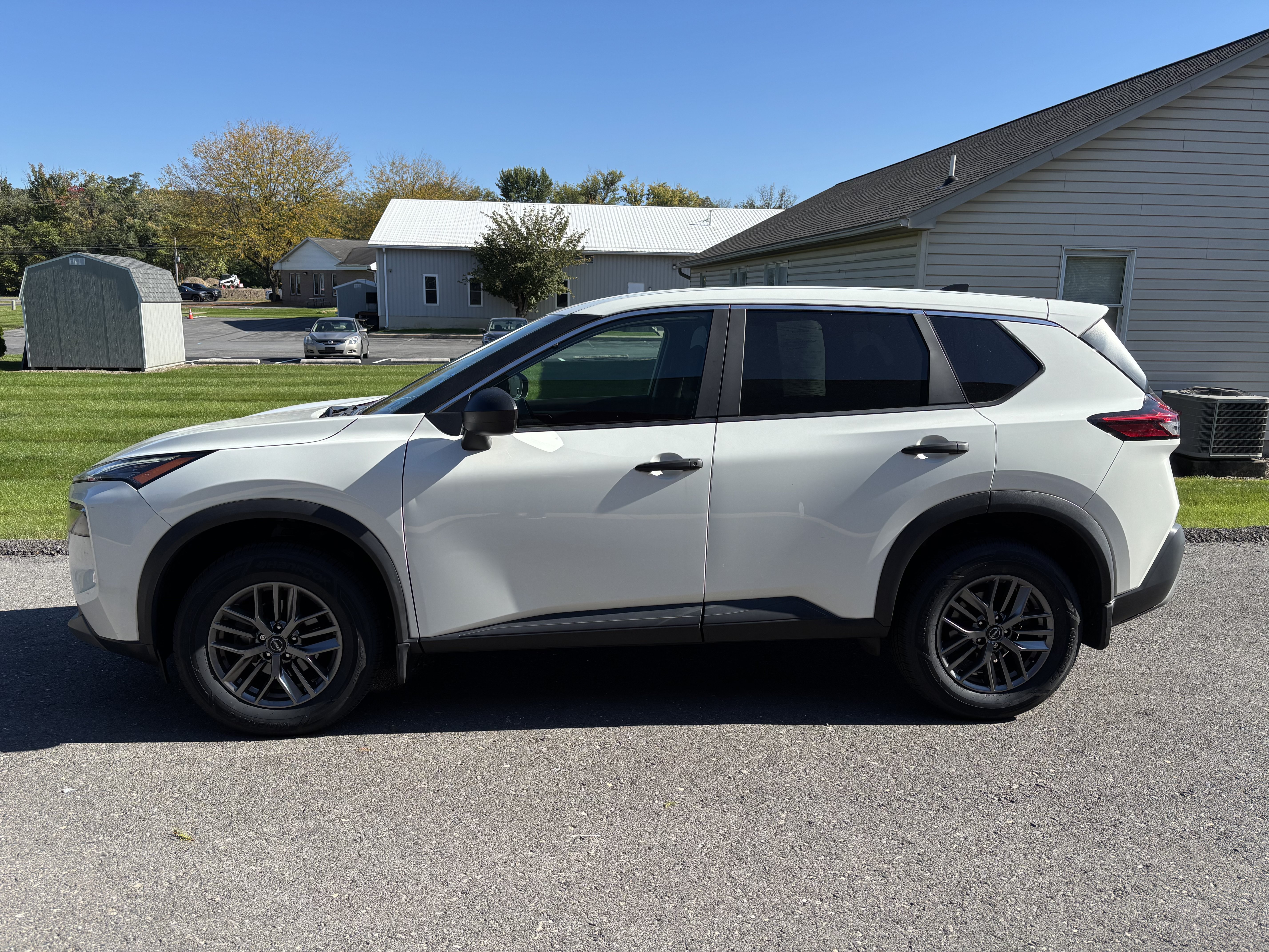 Used 2023 Nissan Rogue S AWD/4WD image 7