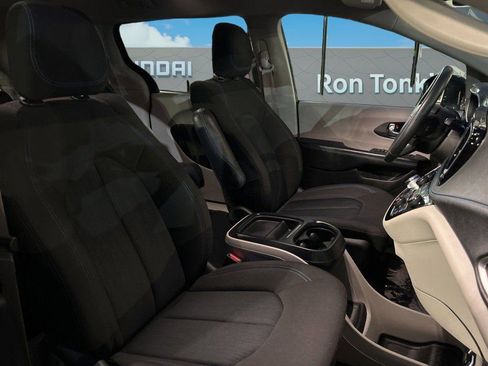 Used 2021 Chrysler Pacifica Touring image 11