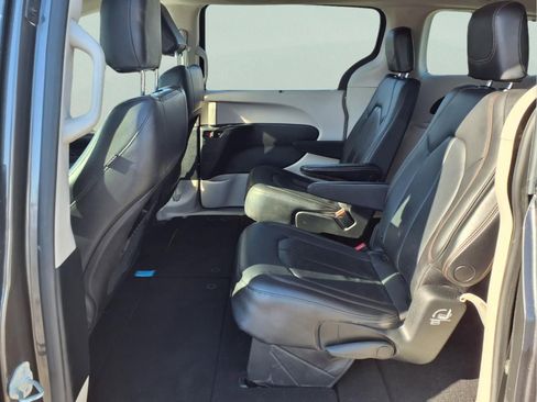 Used 2020 Chrysler Pacifica Touring-L image 23