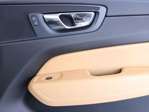 Used 2018 Volvo XC60 T6 Momentum w/ Vision Package image 36