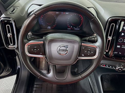 Used 2019 Volvo XC40 T5 Momentum image 11