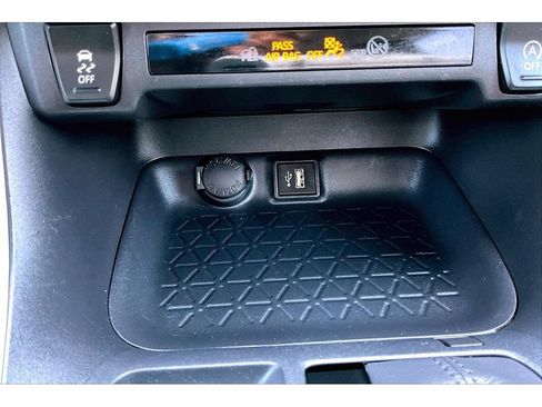 Used 2025 Toyota RAV4 XLE FWD image 27