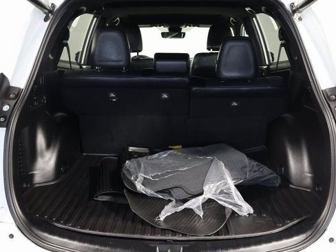 Used 2018 Toyota RAV4 SE image 14