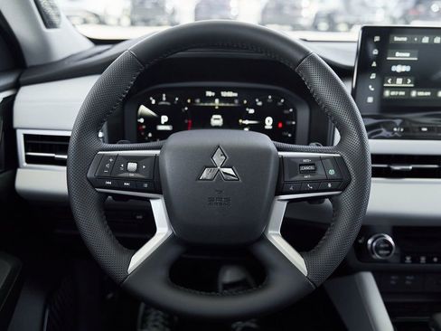 Used 2025 Mitsubishi Outlander SE FWD image 34