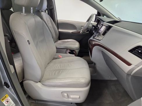 Used 2013 Toyota Sienna XLE w/ Premium Pkg FWD image 17