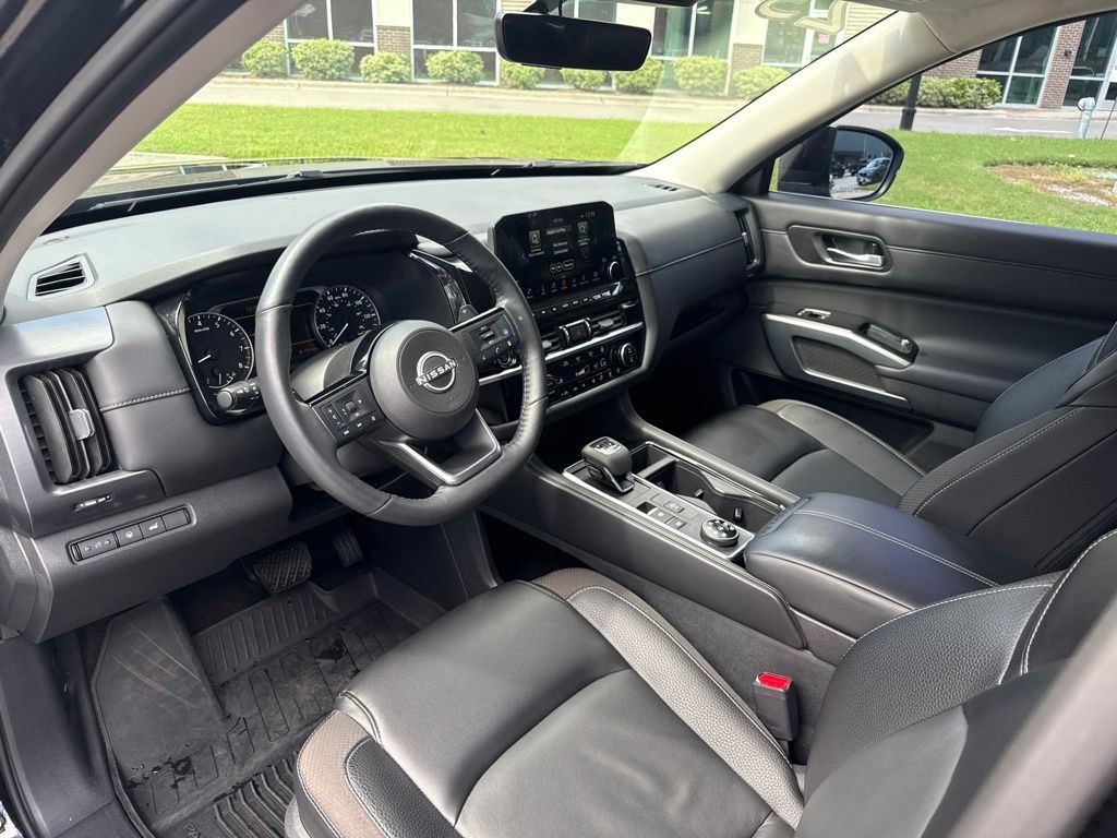 Used 2023 Nissan Pathfinder SL AWD/4WD image 18