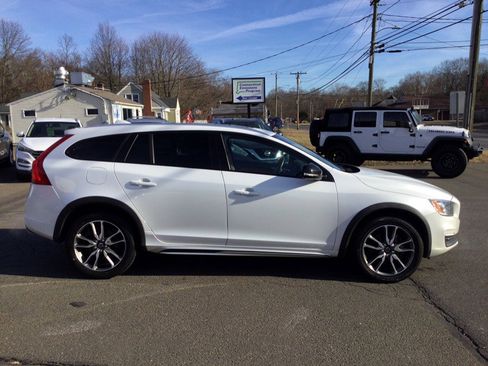 Used 2015 Volvo V60 T5 Cross Country image 4