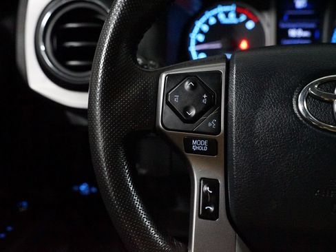 Used 2018 Toyota Tacoma SR5 AWD/4WD image 12