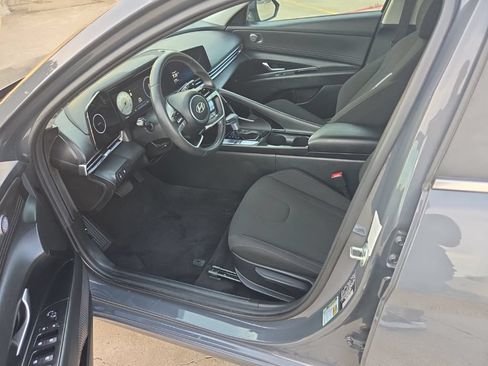 Used 2025 Hyundai Elantra SEL FWD image 4