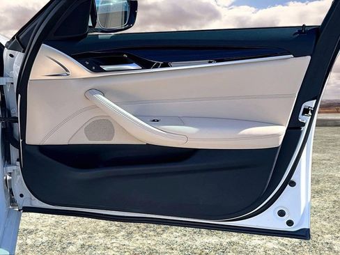 Used 2021 BMW 530e w/ Convenience Package image 28