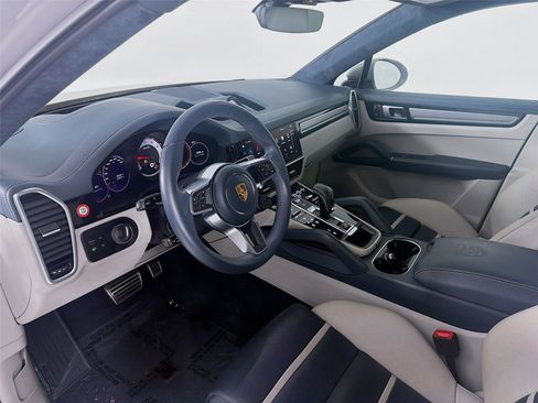Used 2023 Porsche Cayenne GTS AWD/4WD image 4