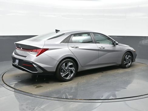 Used 2025 Hyundai Elantra Limited FWD image 6