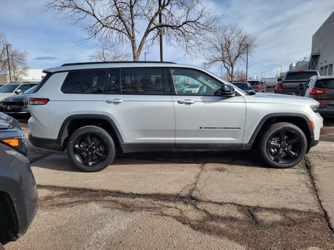 Used 2022 Jeep Grand Cherokee L Laredo image 2