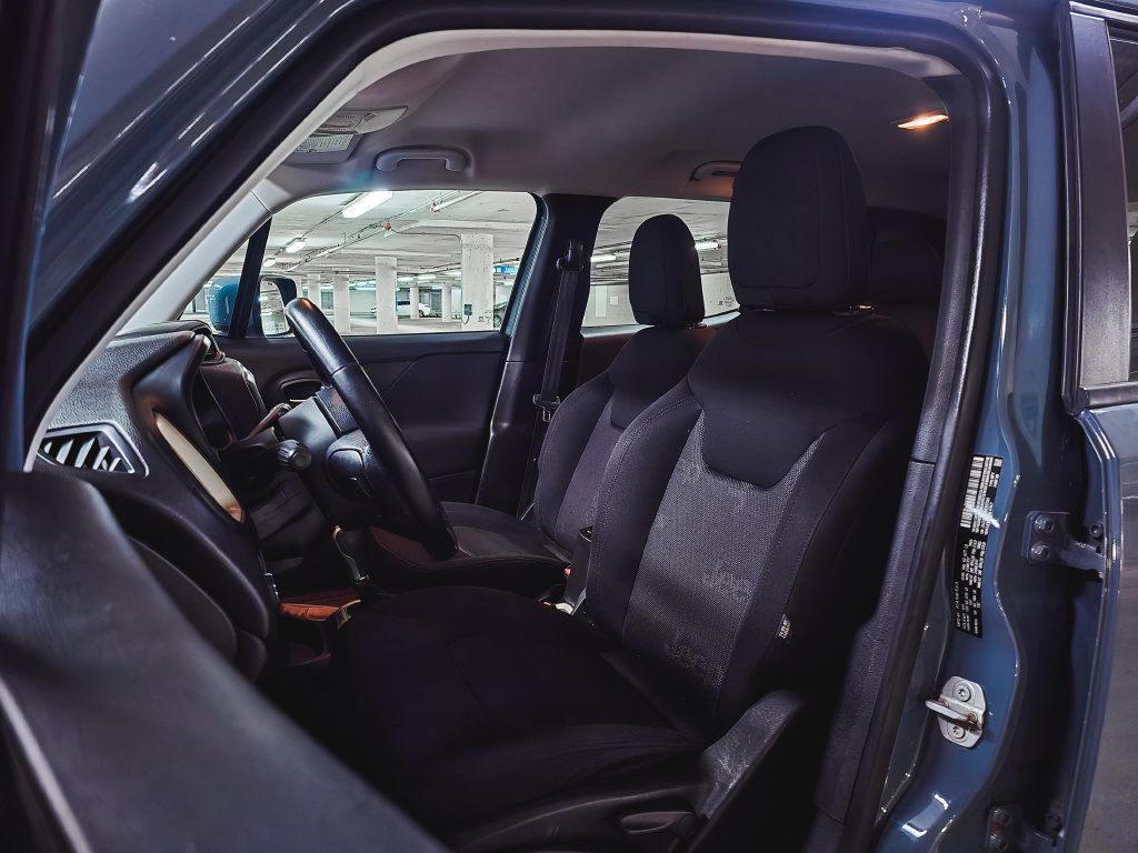 Used 2017 Jeep Renegade Latitude FWD image 17