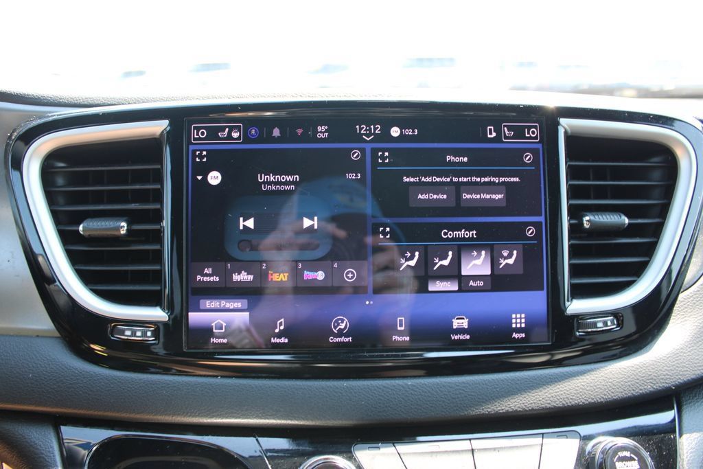 Used 2025 Chrysler Pacifica Select FWD image 52