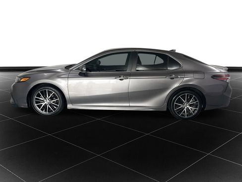 Used 2022 Toyota Camry SE FWD image 2