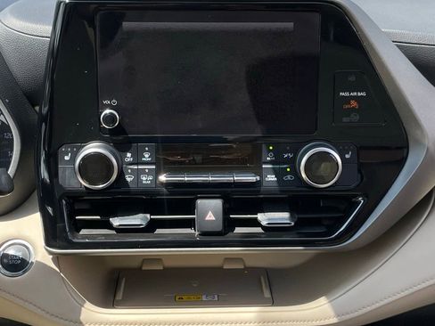 Used 2023 Toyota Highlander XLE FWD image 18