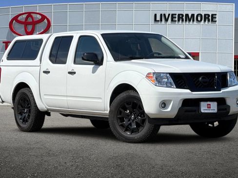 Used 2020 Nissan Frontier SV w/ Midnight Edition Floor Mats AWD/4WD image 2